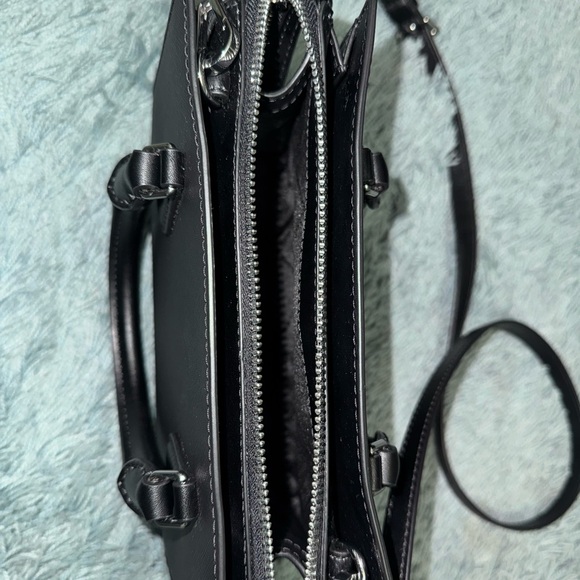 Like new Michael Kors handbag. - Picture 4 of 11